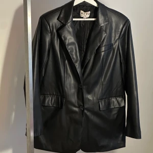 Kavaj i läderimitation  - Använd men bra skick! Från NAKD, oversized
