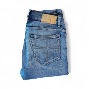 Tiger Of Sweden Jeans - Galet feta tiger of sweden jeans | tvärfet färg | väldigt eftertraktade | skick 9/10 | storlek: W31 | kan gå ner i pris vid snabb affär‼️| kom gärna med bud och hör av dig vid minsta lilla fråga😁✌️