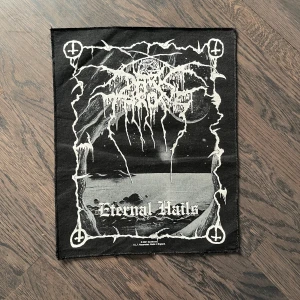 Darkthrone Eternal Hails ryggmärke - Darkthrone Eternal Hails ryggmärke/backpatch, använts på en jacka förr men bra skick.