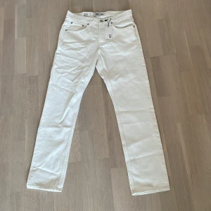 Sprillansnya vita jeansbyxor från Lager157 - Snygga vita Lager157 jeans med klassisk femficksdesign och raka ben. Byxorna har normal passform och är tillverkade i mjukt bomullstyg. Perfekta för dig som vill ha en clean och fräsch look. Kontakta vid frågor!!🙋‍♂️