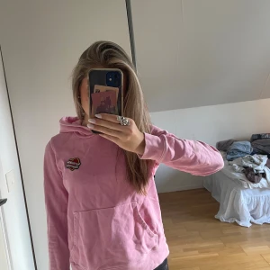 Hoodie från Zadig&Voltaire - Säljer denna ursnygga hoodie från Zadig. Den har två jättesmå hål, samt en liten fläck som inte går bort därav priset. Skitsnyggg❤️‍🔥❤️‍🔥🥰🥰
