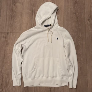 Ralph Lauren hoodie - Vit hoodie från Polo Ralph Lauren, grymt skick. Hör av er vid minsta fundering