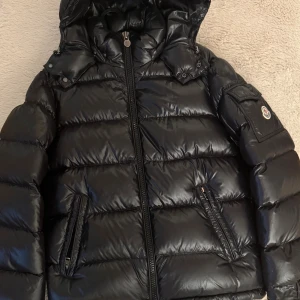 Svart Moncler Maya - Säljer en svart pufferjacka från Moncler, modell Maya Giubbotto, i storlek 1 (S). Köpt på NK (orderbekräftelse visas om önskad). Kom PM vid funderingar.