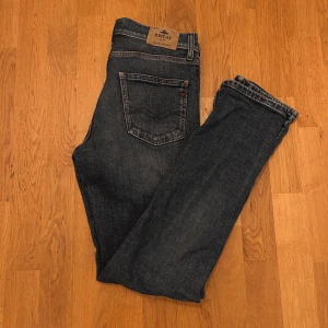 Replay jeans (mörkblå)  - Snygga mörkblå jeans från Replay med klassisk femficksdesign och raka ben. Jeansen har diskreta slitningar och kontrastsömmar, samt Replay-lapp bak i midjan. Perfekta för dig som gillar en tidlös och clean look.