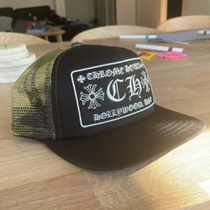 Chrome Hearts camo keps - Säljer denna riktigt feta chrome kepsen i camo och svart, perfekt nu till hösten och passar med de mesta, bara höra av er vid funderingar, kan gå ner i pris vid snabb affär 