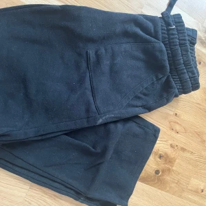 Svarta mjukisbyxor lager - Svarta mjukis lager. tvättas innan postningen.