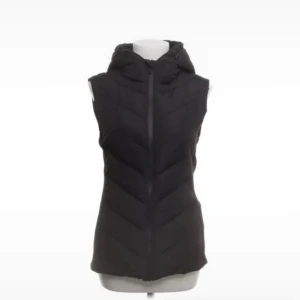 Svart zara väst - Svart dunväst med snygg quiltad design och huva. Västen har dragkedja framtill och passar perfekt till lager-på-lager Har ej kommit till användning. 