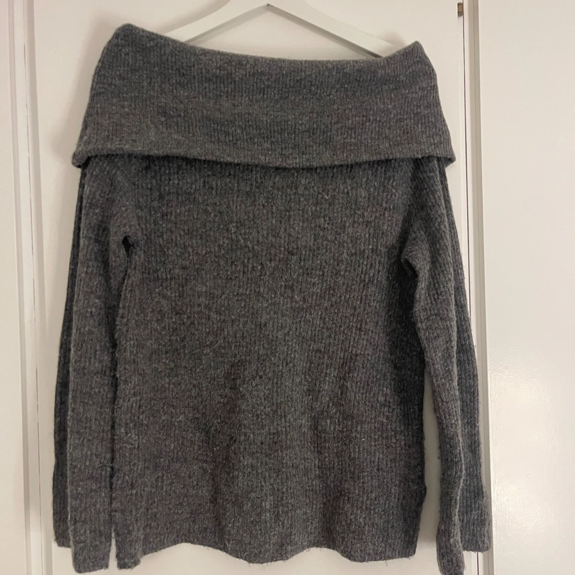Grå offshoulder stickad tröja H&M