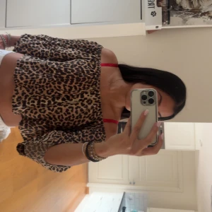 Leopardmönstrad croppad blus - Har aldrig använt den. Ordinarie pris är 279 kr