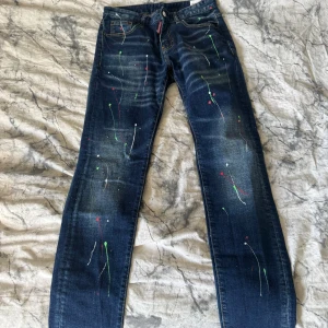Dsquared2 Jeans - Ett par Dsquared2 jeans med färgstänk i olika färger. Skinny fit