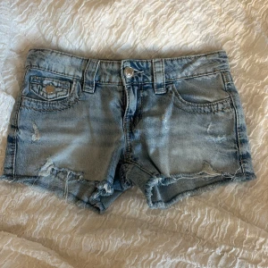Blå jeansshorts med broderade fickor - Snygga ljusblå jeansshorts, aldrig använt pågrund av fel storlek. perfekt inför sommaren.❣️