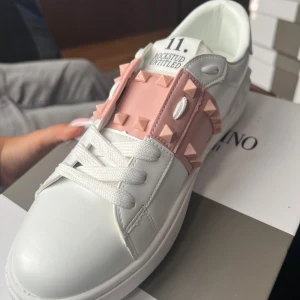 Valentino sneakers vit/rosa - Snygga Valentino skor. Helt nya. Kan mötas upp eller fraktas. 