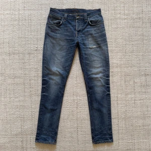 Nudie Jeans - Tjena! Nu säljer vi dessa feta Nudie Jeans i modellen Lean Dean med otroligt fet wash. Storlek W32 L34. Jeansen har ett hål på framsida lår, men är till för designen! Skriv ifall du har någon fråga!                                      Mvh Garçon Studios