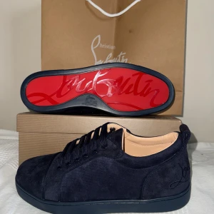 Loboutin skor - Säljer just nu detta sjukt feta par Louboutin skor. De är helt oanvända. Strl 43. Allt på bilderna medföljer. Vid frågor är det bara att skriva!!