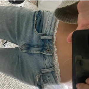 lowwaist bootcut jeans - jättefina bootcut jeans, lowwaist och stretchiga. är förstora för mig!💕💕💕