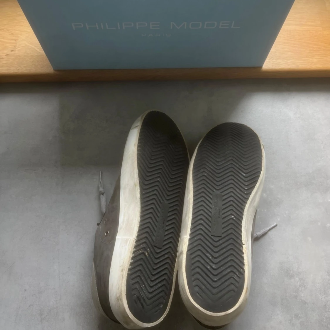 Gråa philippe models i bra skick - 90