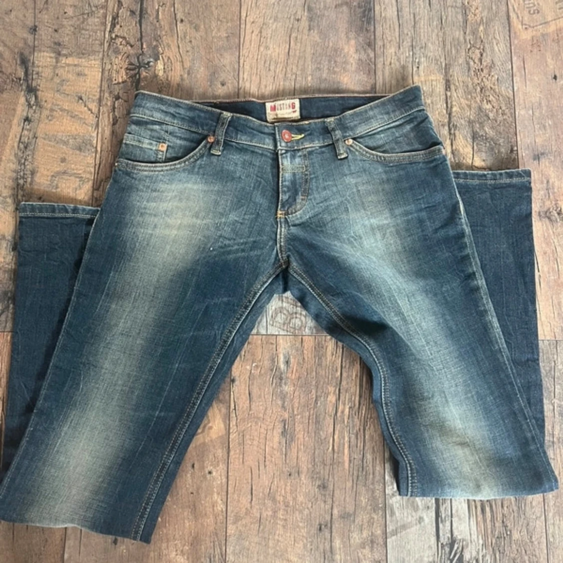 Blå bootcut jeans från Mustang