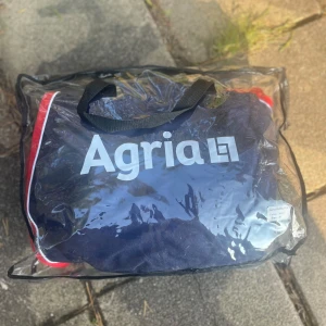 Ländtäcke/skrittäcke - Blått ländtäcke från Agria med röd kant och reflexdetaljer. Använd en gång där av en del hår på insidan☺️ Nypris 499kr