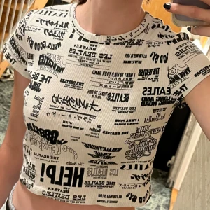 The Beatles T-shirt - The Beatles T-shirt Står olika låttexter, svart vit, cropped Storlek 158/164 Från H&M 95% Bomull 5% Elastan