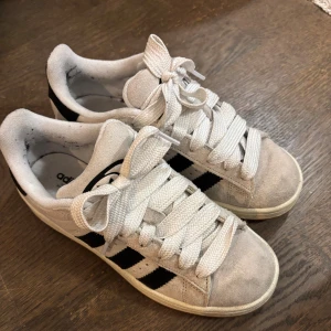 Adidas campus skor  - Säljer dessa super snygga adidas campus skor i grått. Har inga skador utan bara lite smutsiga som går att tvätta bort. Använda en par gånger och säljer för de inte kommer till användning längre. Nypris är ca 1300kr. Hör av dig om du har några frågor! 💕🫶🏼