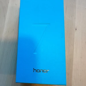 Huawei Honor 7 - En bok är det inte utan en smartphone 1 st av märke Huawei Honor 7 i fint skick med 2x simkort och möjlighet till 32 GB extra minne.