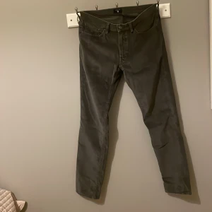 Gant Jeans grå 🩶 Aldrig använda!! (W31 L34) - Fick av mina föräldrar för några år sedan och har aldrig använt dem. De har bara legat i min låda i garderoben. Jeansen är slim straight