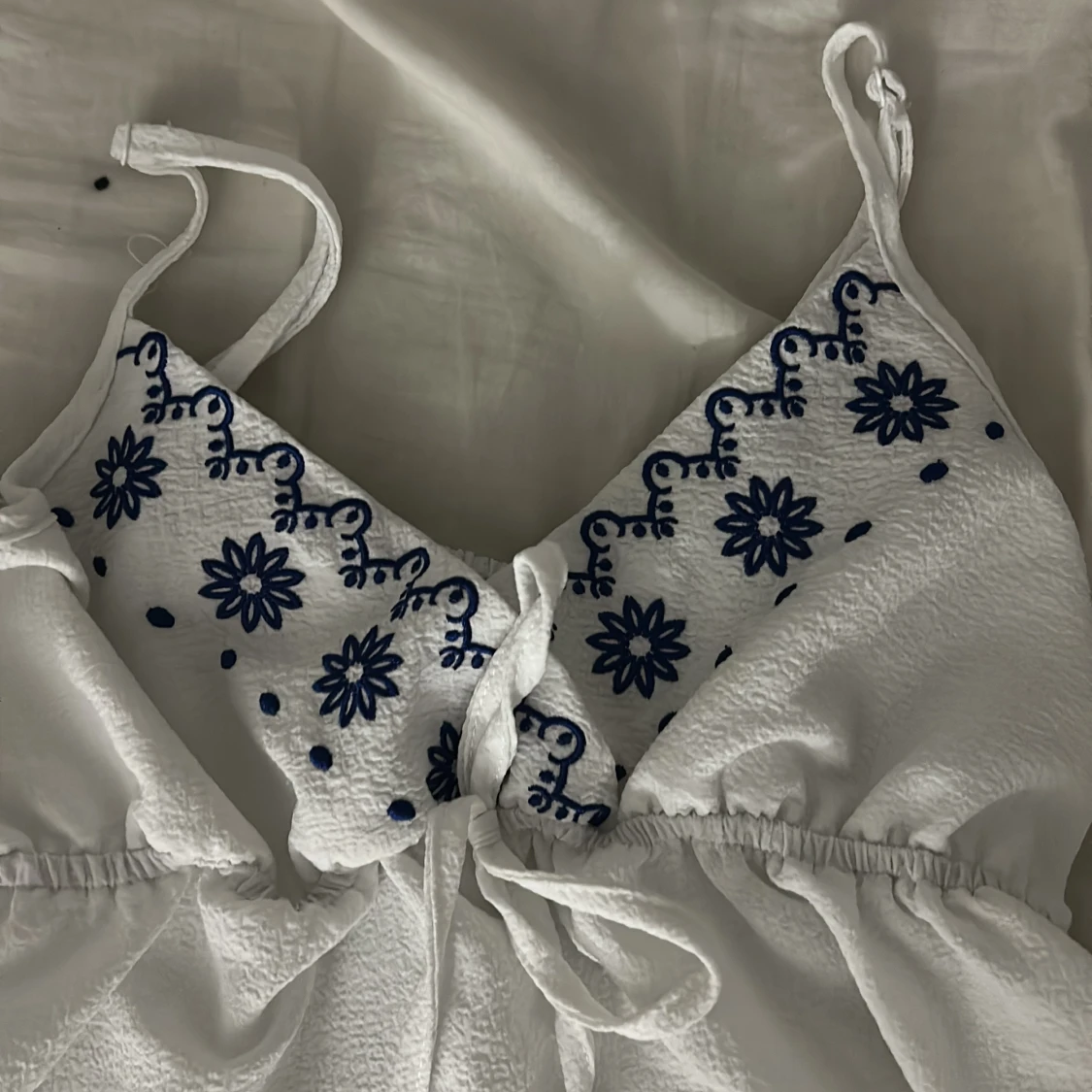 Vit blus/linne med blå broderi - 1