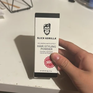 Slick Gorilla Hair Styling Powder - Volumizing matte effect hårstylingpuder från Slick Gorilla. Kommer i en svart plastflaska med vitt och svart tryck, 20g. Perfekt för att ge håret extra volym och en matt finish. Lätt att applicera och passar alla hårtyper.