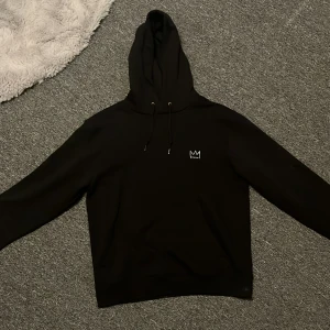 Hov1 hoodie stolek S - Jag säljer min hov1 hoodie som jag köpte i Gärdet använd en gång när jag skulle rösta om den passa 
