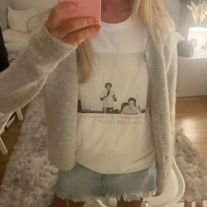Hov1 merch - Säljer min fina hov1 merch från 2022.💕 Det är storlek L och sitter bra på mig när ja viker upp den som oftast har storlek Xs