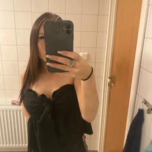 Svart bandeau tubtopp med knyt - Säljer en jätte söt topp som jag inte andvänder nå mer, vet inte vart den är ifrån då jag fått den i födelsedagspresent och finns inga lappar på den🩷