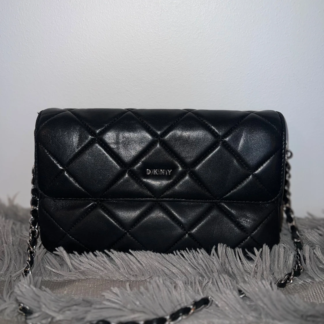 Svart quiltad axelväska från DKNY - 1