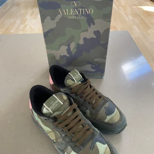Valentino Rockrunners - Säljer ett par valentino rockrunner skor som är perfekta till hösten om du vill sticka ut lite med ett par feta skor. Passar perfekt till en chill outfit. De är i strl 42 men passar även 43. Box kommer med! Tveka inte av att höra av dig vid frågor! Mvh reselrevolution