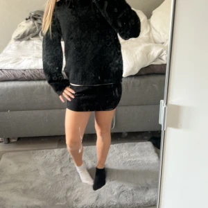 Svart ribbad kortkjol från Cubus - Svart ribbad kortkjol från C, perfekt för dig som gillar en enkel och stilren look. Kjolen är tight och har en stretchig passform 💗