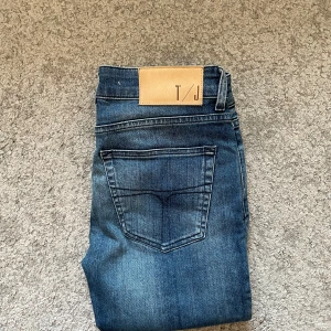 Tiger of Sweden Jeans - Sjukt snygga jeans från märket Tiger of Sweden | Väldigt fräsch färg, väldigt eftertraktade | Skick 9/10 - väldigt bra skick | Storlek W28 | Jag kan gå ner i pris ‼️Kom gärna med bud och hör av dig vid minsta lilla!