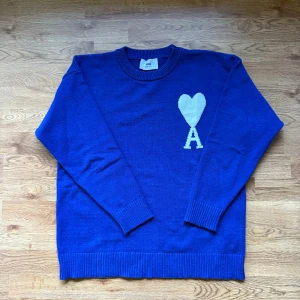 Ami Paris knit - Använt fåtal gånger, mycket fint skick. Storlek S. Mått: längd 64cm