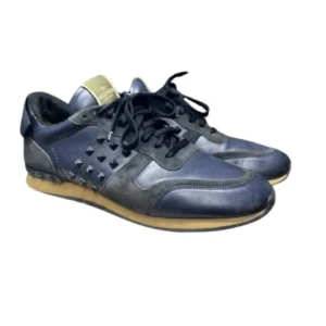 Valentino Rockrunner - Tjena! Säljer nu ett par valentino rockrunners i storlek 45 men passar även 44De är ett par som är perfekt till hösten och vintern som är kommande. De är i rätt så bra skick och inga stora defekter. Självklart äkta och har authenticity från sicuro då jag köpte skorna där från förra året.  Öppen för alla bud! Tveka inte på att höra av dig vid funderingar. Fixar mera bilder när jag fått skorna! 