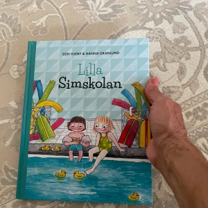 Barn bok -Lilla Simskolan - En färgglad och pedagogisk bok om att lära sig simma! Följ Malla och Otto när de går på simskola, leker i vattnet och lär sig simtag. Perfekt för dig som vill känna dig tryggare i badhuset och ha kul samtidigt. Faktagranskad av Svenska livräddningssällskapet.