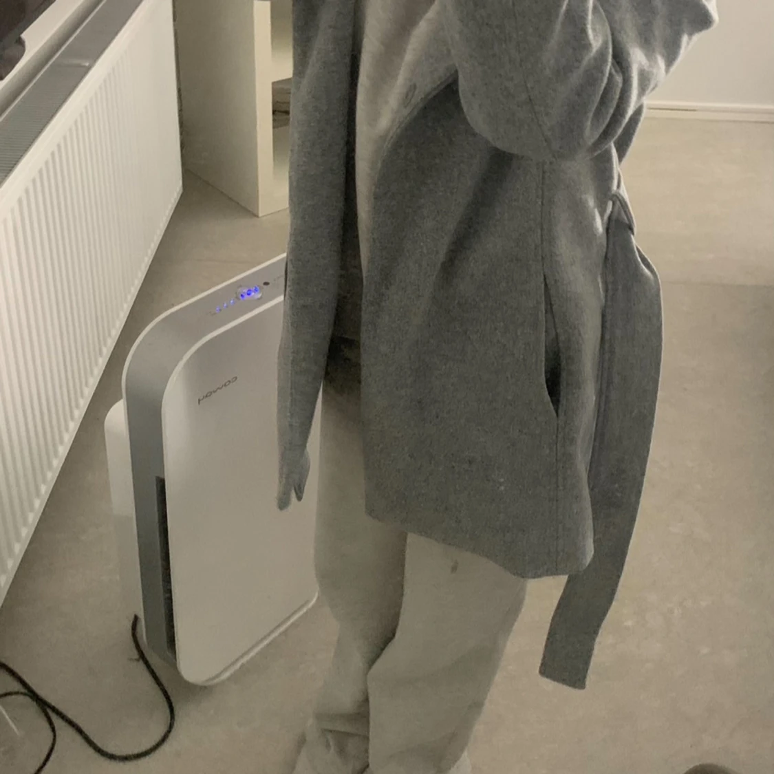 Grå kappa med bälte och stor krage - 1