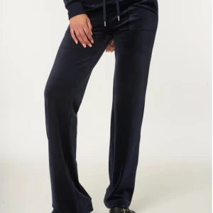 Mörkblå Juicy Couture byxor - Säljer dessa Juicy Couture byxor som använt några gånger💕💕Nypris 1200 men säljer för 500💕