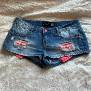 Lågmidjade jeansshorts med slitningar  - Skit snygga Lågmidjade jeans short