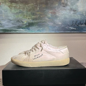 Vita Saint Laurent sneakers  - Saint Laurent sneakers i vit canvas. Kommer med originalbox och extra skosnören. 