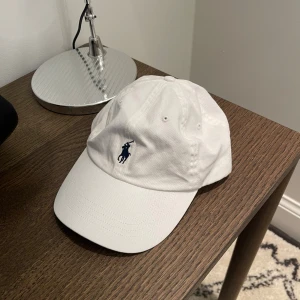Vit keps från Polo Ralph Lauren - Vit keps från Polo Ralph Lauren i fint skick. Priset kan diskuteras!