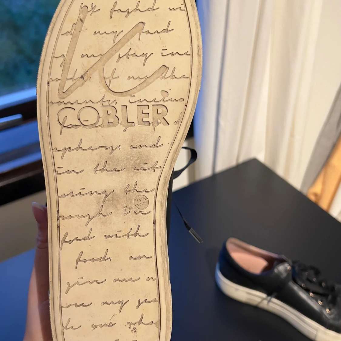 Svarta sneakers från K Cobler - 2