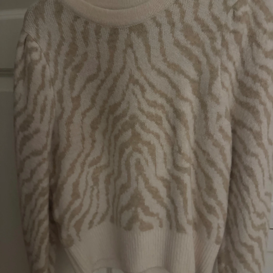 Beige zebramönstrad stickad tröja