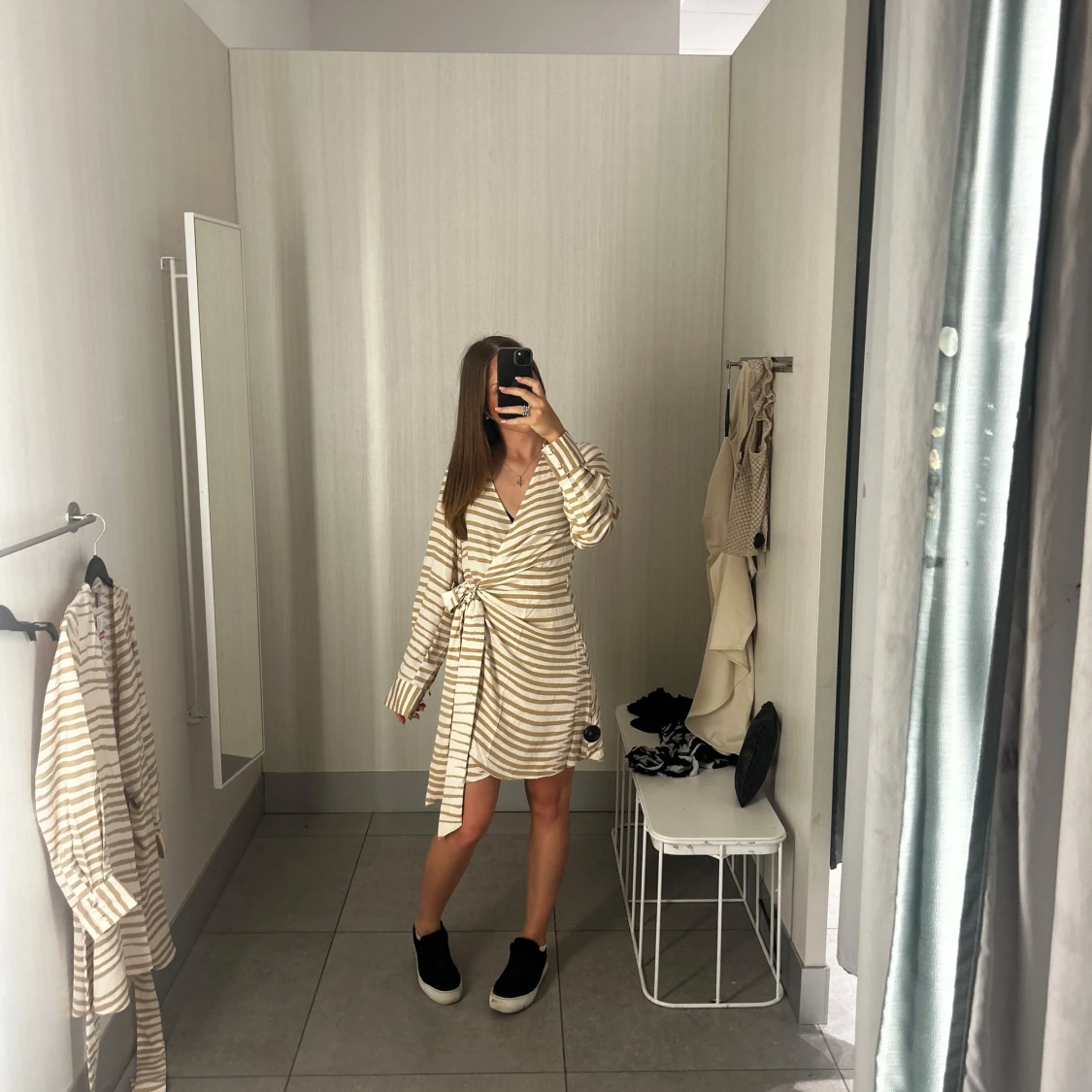 Randig omlottklänning med knyt