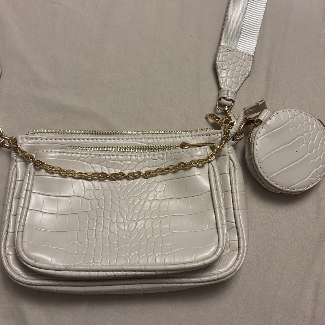 Vit axelväska med krokopräglat mönster - 2