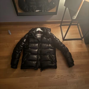  Moncler maya  - Hej, Säljer min svarta maya efter jag växt ut den. Jackan har inga stora skador bara lite att den är använd. men skulle ändå påstå att den är i bra skick qr i jackan är fungerande. Skick 8/10. Priset är lågt eftersom att jag är osäker på om den är äkta. Har ni några frågor hör av dig😀🙌