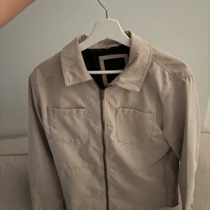 Beige mocka overshirt  - Snygg beige overshirt i mocka. Oanvänd 