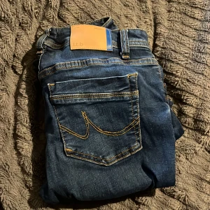 Blå bootcut jeans från LTB - Snygga blå jeans från LTB. Molly - low rise bootcut, dessa jeans är riktigt lowwasit för er som gillar det! Bra skick